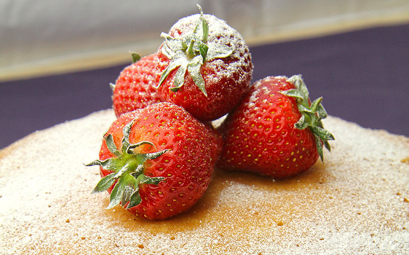 Recipe: Strawberries & Cream Sponge Cake